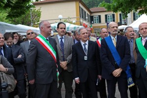 Le autorità in attesa dell'apertura della festa.